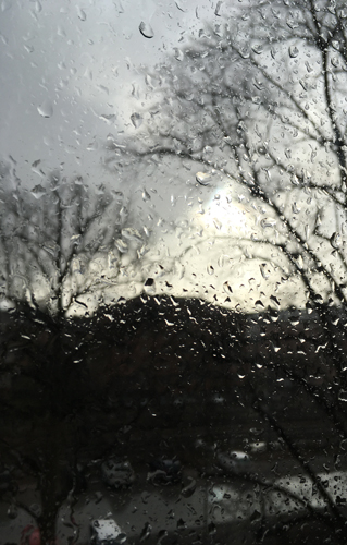 Regn på balkongglaset