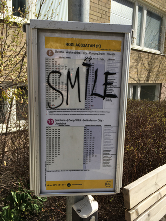 Hållplats med Smile skrivet över tidtabellen