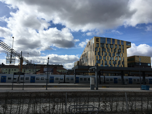 Järnvägen och centralen sedd från baksidan