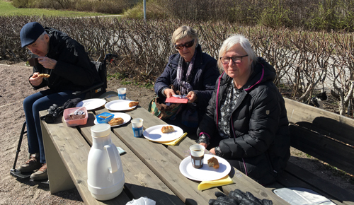L Annas snälla mamma och Anna födelsedagsfikar utomhus