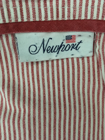 Röd o vitandiga Newportlakan