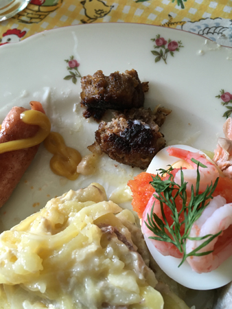 Påskmat på tallriken och en köttbulle