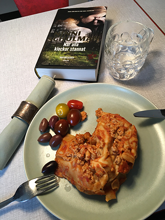 Kycklinglasagne och boken När alla klockor stannat
