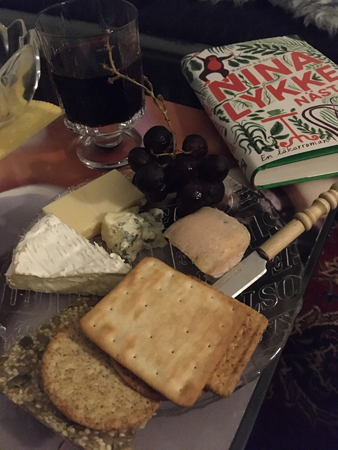 Osttallrik med kex druvor och vin