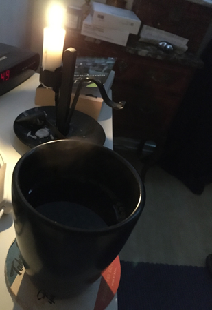 Tänt ljus och kaffe på sängen
