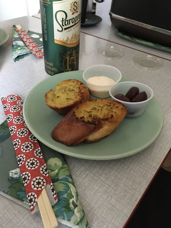 Vitlöksbröd aioli oliver öl Foodcourt Gamla Uppsala