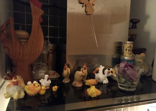 Påskpynt på spisfläkten