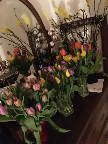 Tulpaner och påskris i sovrummet