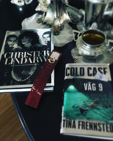 Böckerna This is my life och Cold Case Väg 9