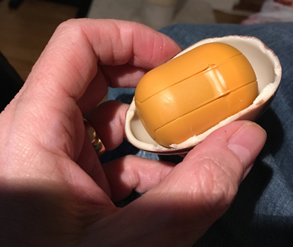 Gul behållare i chokladägg