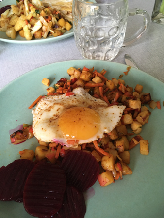 Kycklingpytt med stekt ägg och rödbetor