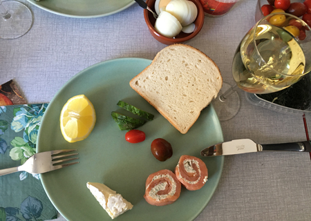 Laxrullader bröd brie tomater avokado citron och vitt vin