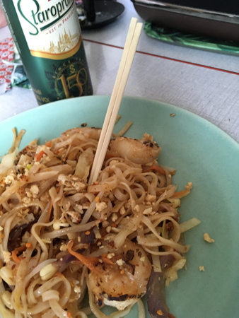 Nudlar med scampi och öl Foodcourt Gamla Uppsala