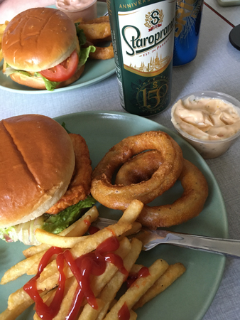 Veggieburger med tillbehör från Sherlocks o öl