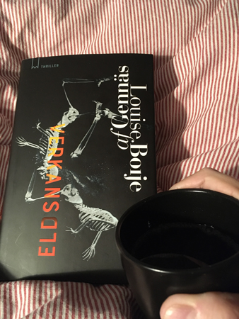 Boken Motverkanseld och kaffe på sängen