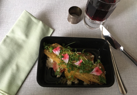 Förrätt krispaket Klostergatan 5 surdegsflarn ricotta olivolja grönsaker