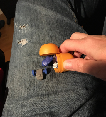 Gul behållare med smådelar Gul behållare med smådelar