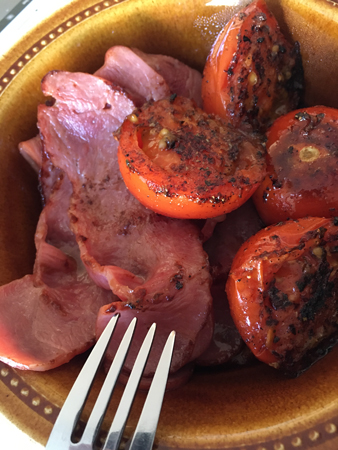 Kalkonbacon och stekta tomater