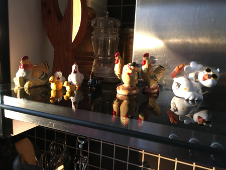 Påskpynt på spisfläkten