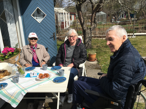 Annas snälla mamma Anna och L vid fikabordet utanför Slottet