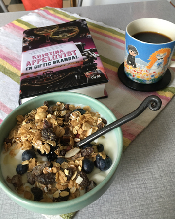 Frukost med boken En giftig skandal