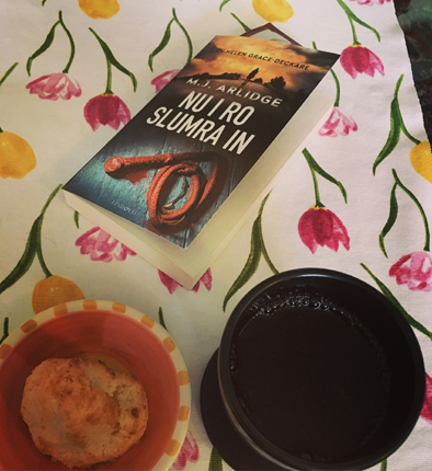 Kaffe kokostopp och boken Nu i ro slumra in