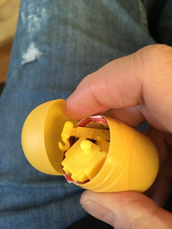 Kinderegg med smådelar