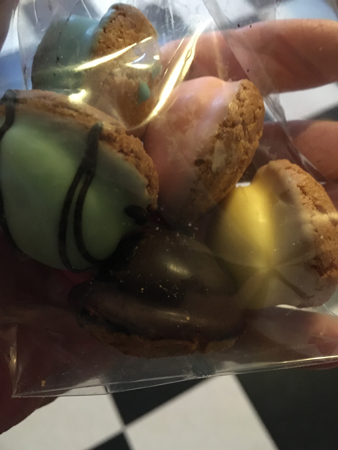 En påse färgglada biskvier krispaket 3 Klostergatan 5