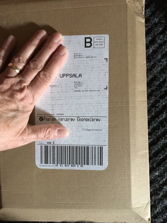 Brunt paket på hallmattan