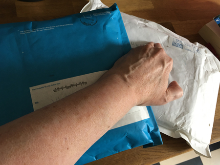 Ett blått paket och ett vitt paket