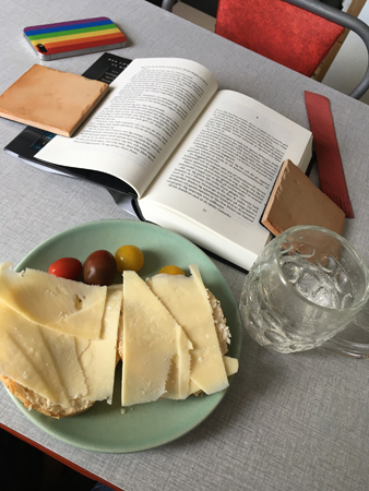Lunch på eftermiddagen med bok
