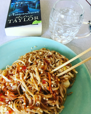 Nudlar och boken Nattvandraren till lunch