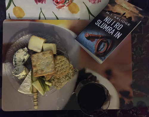 Ost kex päron vin och boken Nu i ro slumra in