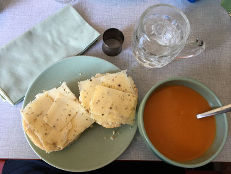 Ostfralla och tomatsoppa