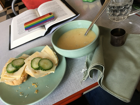 Sparrissoppa och ostmacka