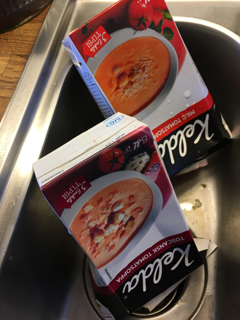 Två upponervända paket Keldasoppor