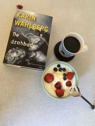 Boken De drabbade och yoghurt med bär