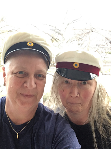 Jag och Anna i våra studentmössor