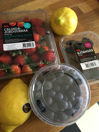 Jordgubbar citroner björnbär och blåbär