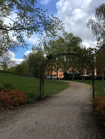 På väg in i Höganäsparken
