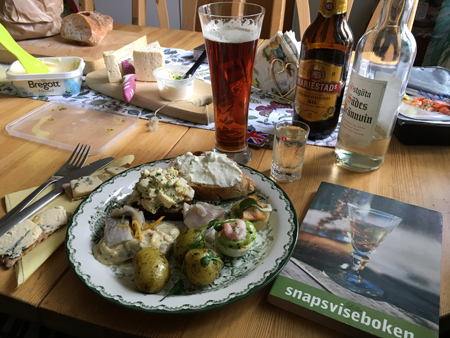 Sillunch på eftermiddagen med snaps från påsken