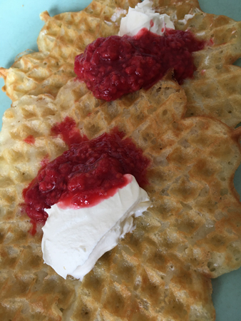 Våfflor med hallon och grädde