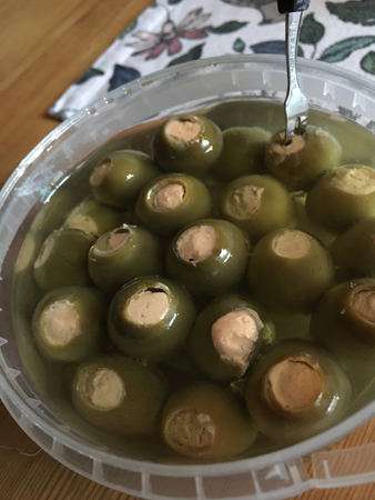 Färskostfyllda gröna oliver