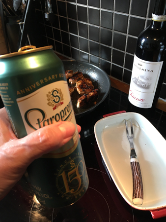 Kalkonfiléstekning med matlagningsöl och en flaska chianti