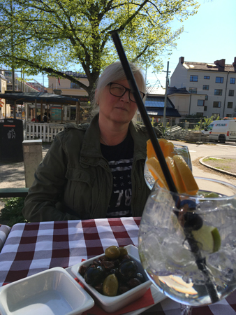 Anna och en GT på Alessandros uteservering