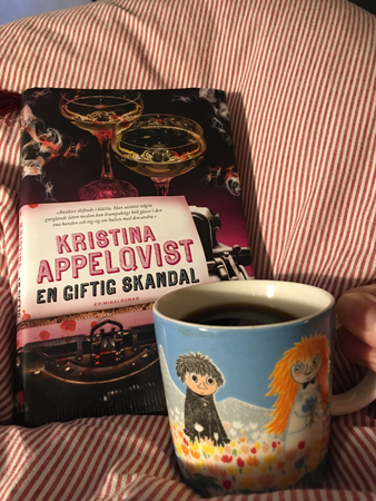 Boken En giftig skandal och Tofflemuggen med kaffe på sängen