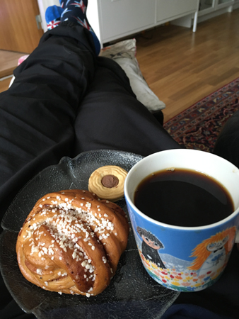 Eftermiddagsfika med bulle och Ballerina