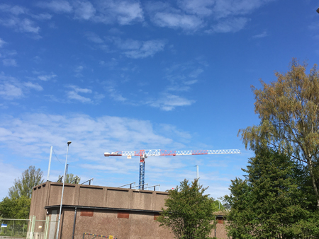 Kran mot blå himmel