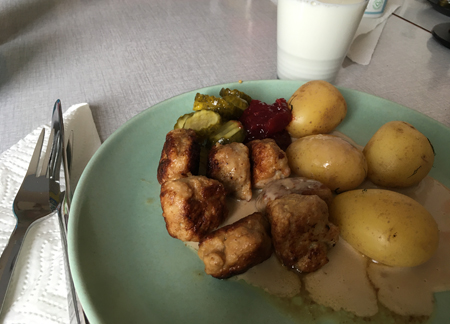 Kycklingköttbullar potatis gräddsås lingon gurka mjölk