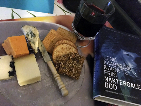 Ost kex ett glas Amicone och boken Näktergalens död